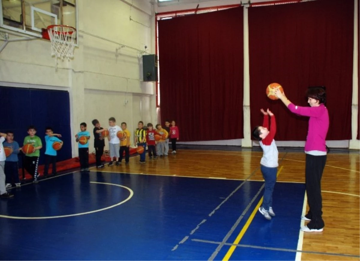 Rus Basketbolcu Çocuklara Basketbol Öğretiyor