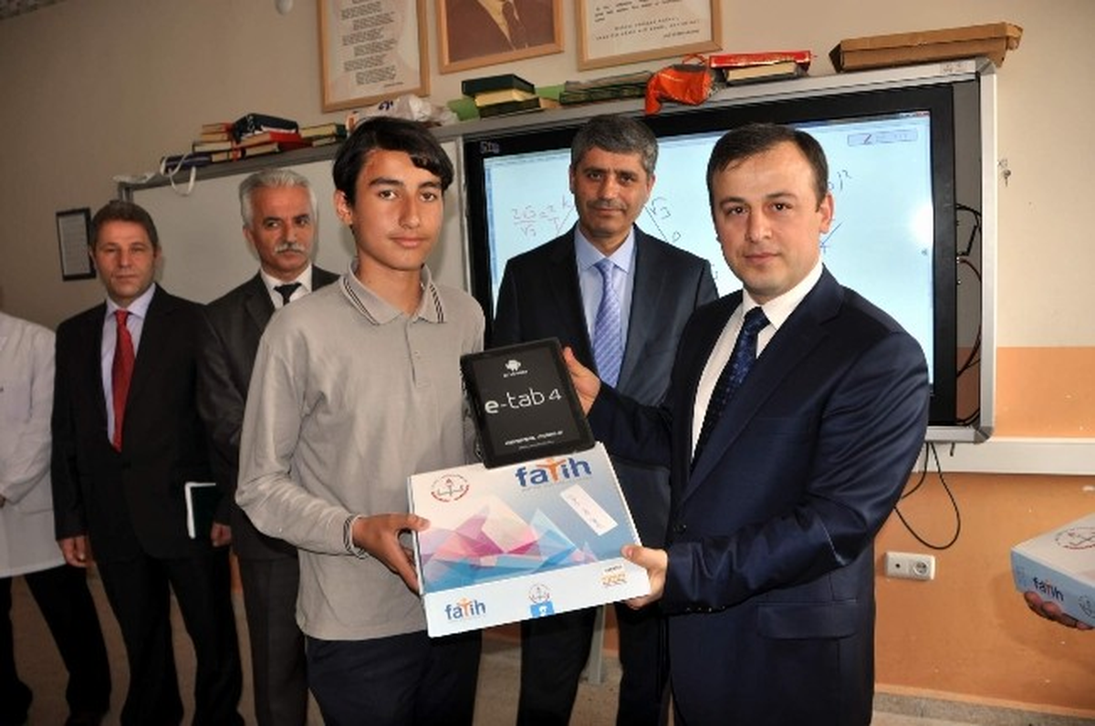 Suşehri\'nde Öğrencilere Tablet Bilgisayar Dağıtıldı