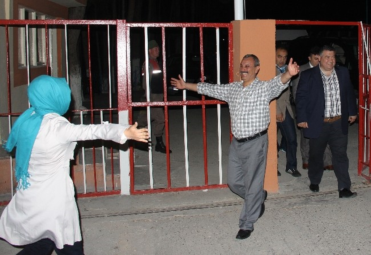 Tahliye Olan Polislere Gözyaşlı Karşılama