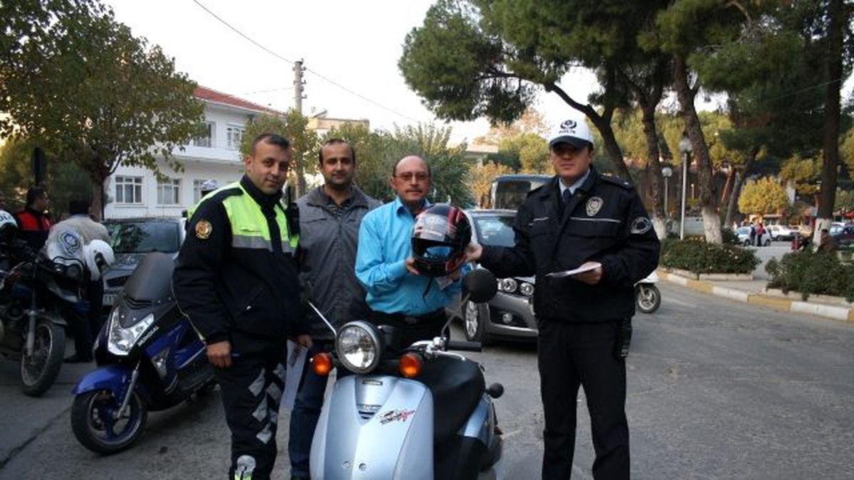 Salihli\'de Motosiklet Sürücülerine Kask Uyarısı