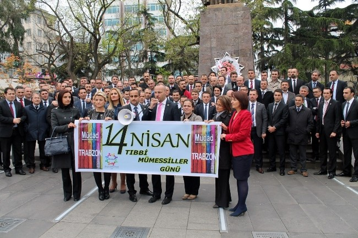 Trabzon\'da İlaç Mümessilleri Atatürk Anıtına Çelenk Bıraktılar