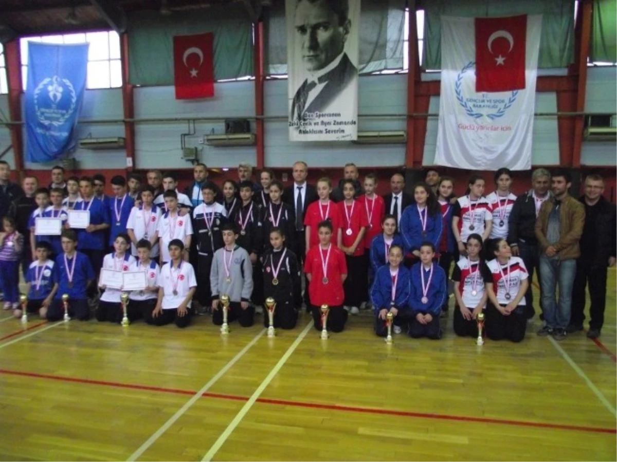 Yıldız Badmintoncular Akçakoca\'da Yarıştı