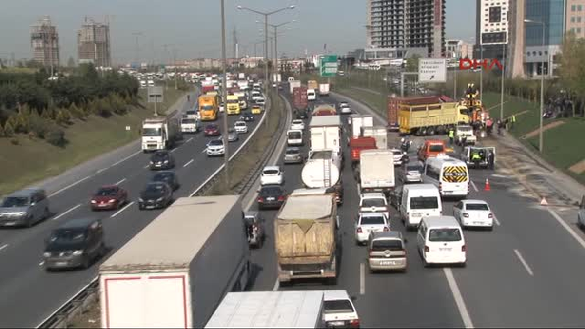 2 Tır Çarpıştı; Tem\'de Uzun Kuyruk Oluştu
