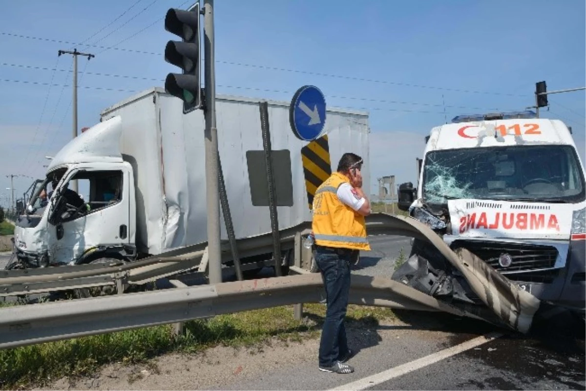 Ambulans Kaza Yaptı: 2 Yaralı