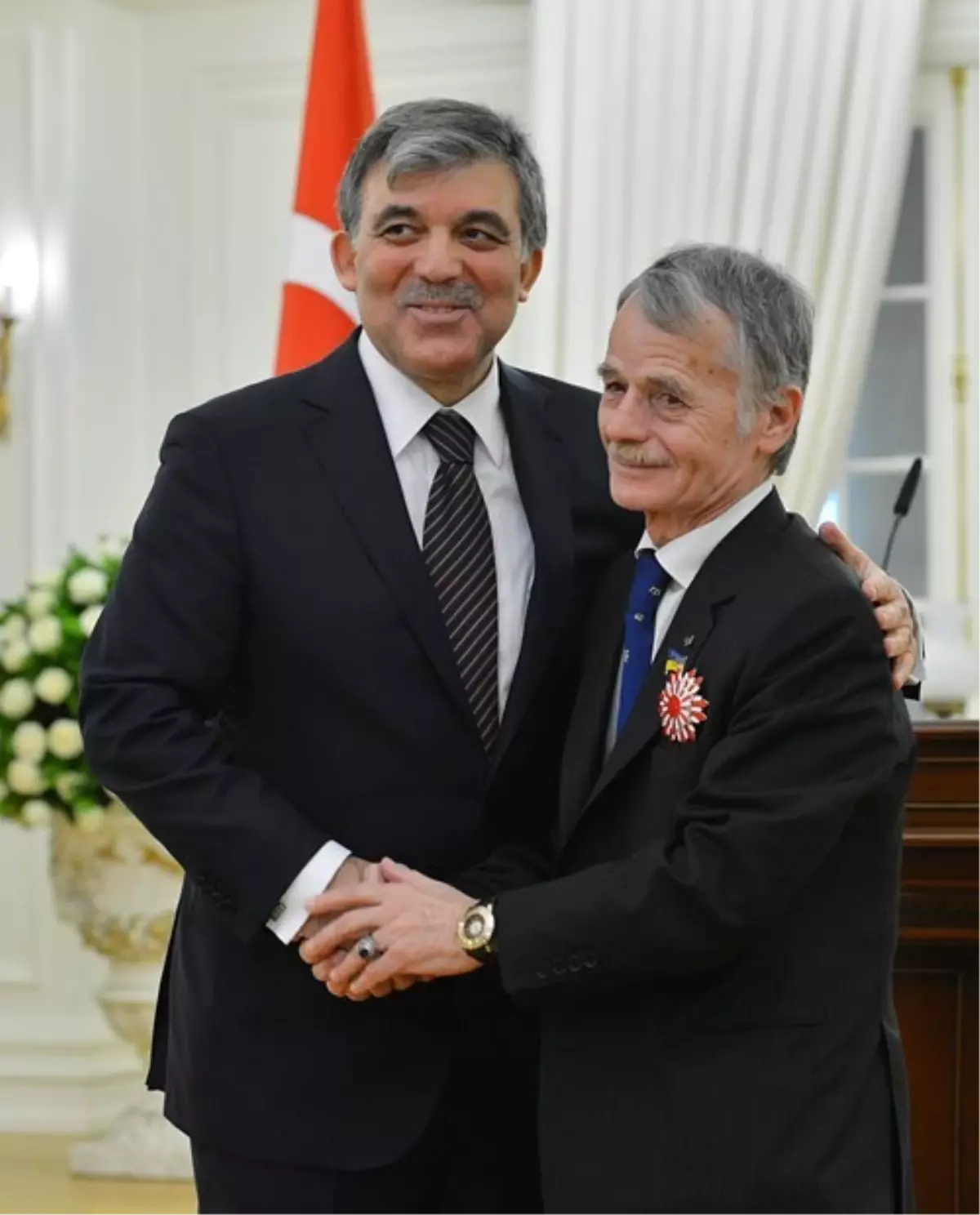 Cumhurbaşkanı Gül'den, Kırım Tatarları Lideri Kırımoğlu'na Cumhuriyet Nişanı