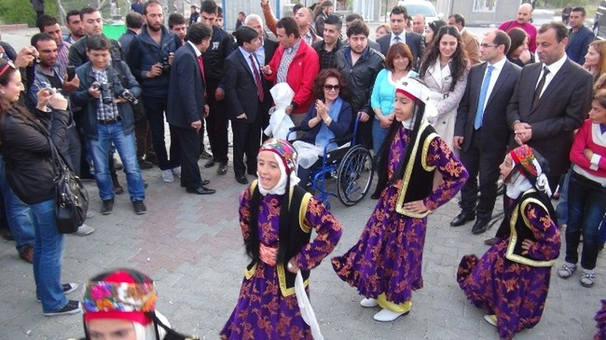 Sanatçı Hülya Koçyiğit\'e Ödül