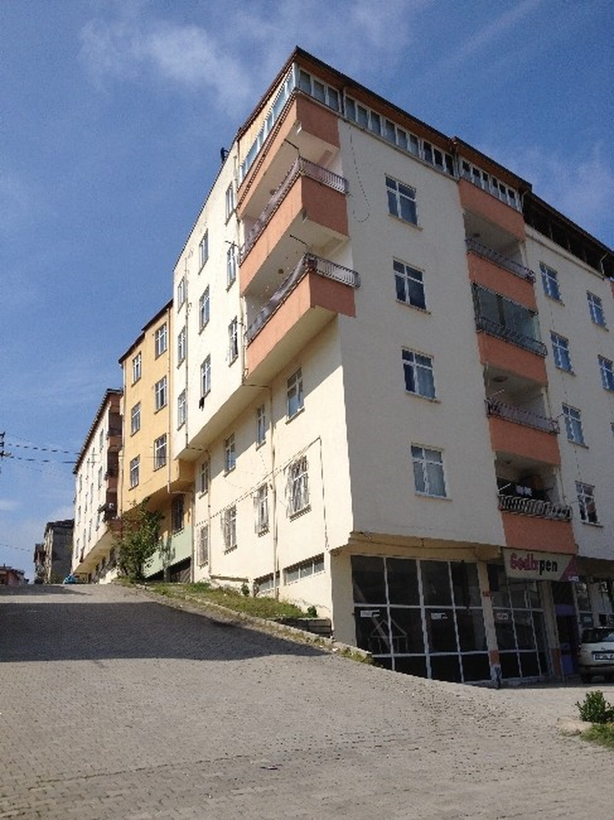 Balkondan Düşen 1.5 Yaşındaki Çocuk Hayatını Kaybetti