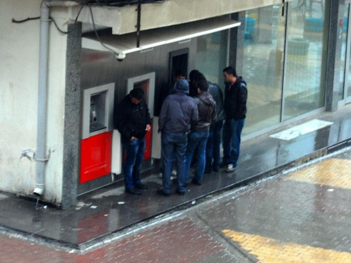 Banka Atm\'sinde Oyalanan Şahıs Polisi Harekete Geçirdi