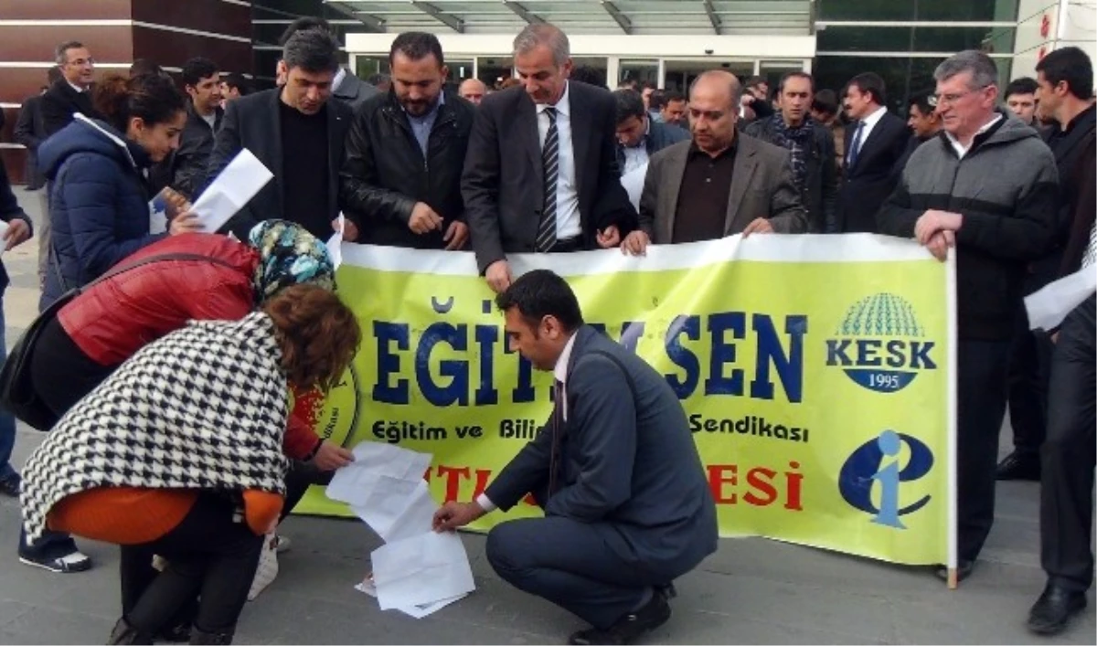 Bitlis\'te Kamu Emekçileri Bordro Yaktı