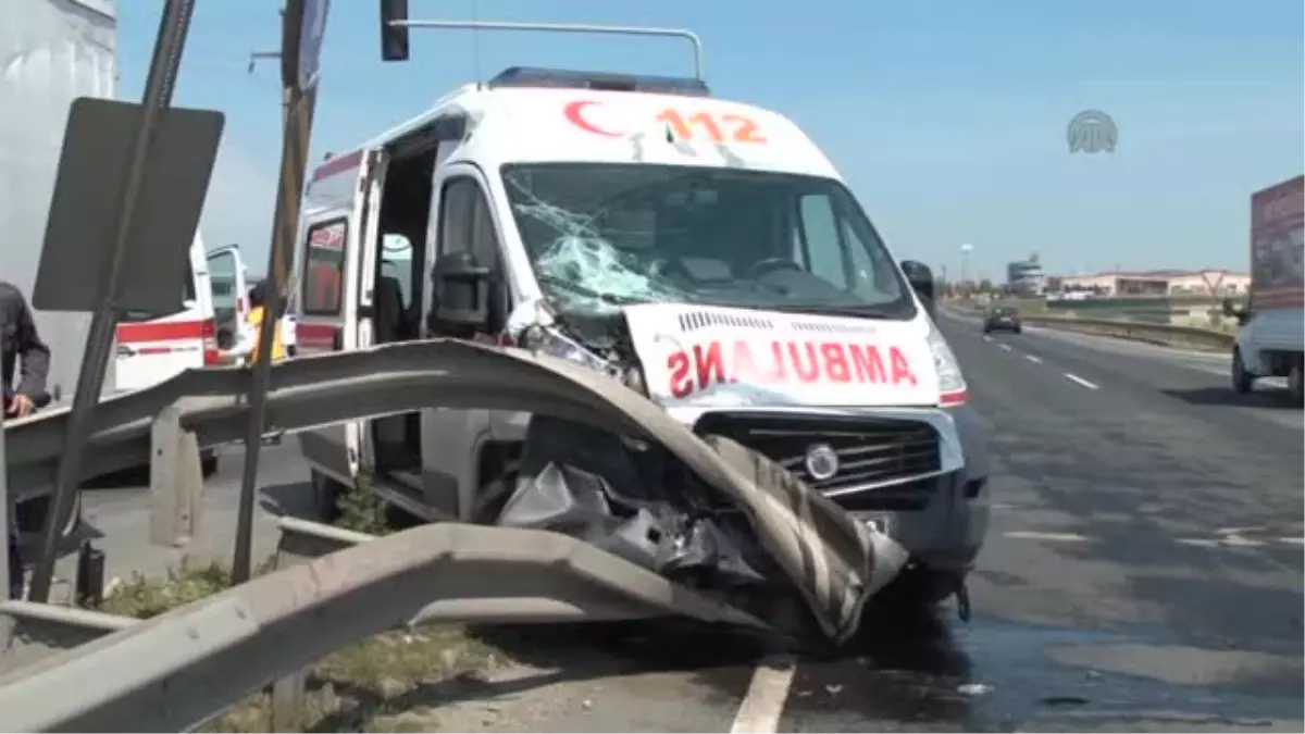 Ambulans İle Kamyon Çarpıştı: 2 Yaralı