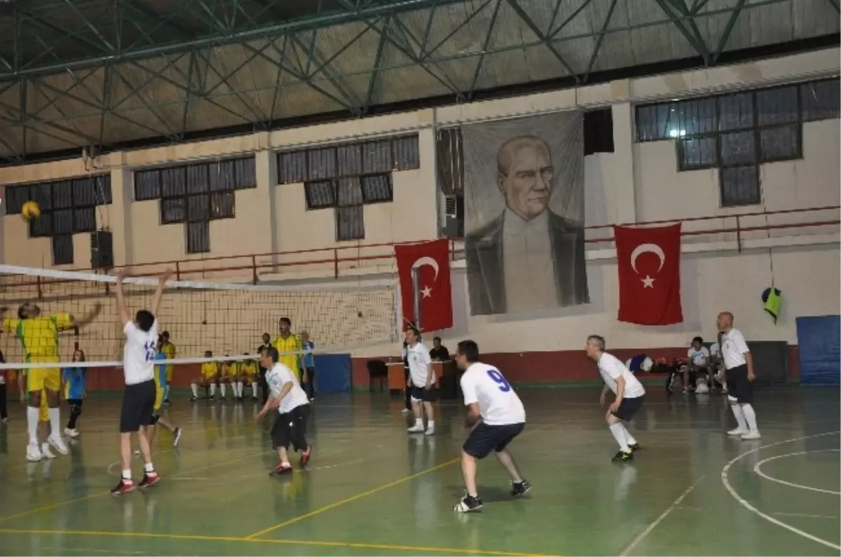 Emet\'te Voleybol Turnuvası