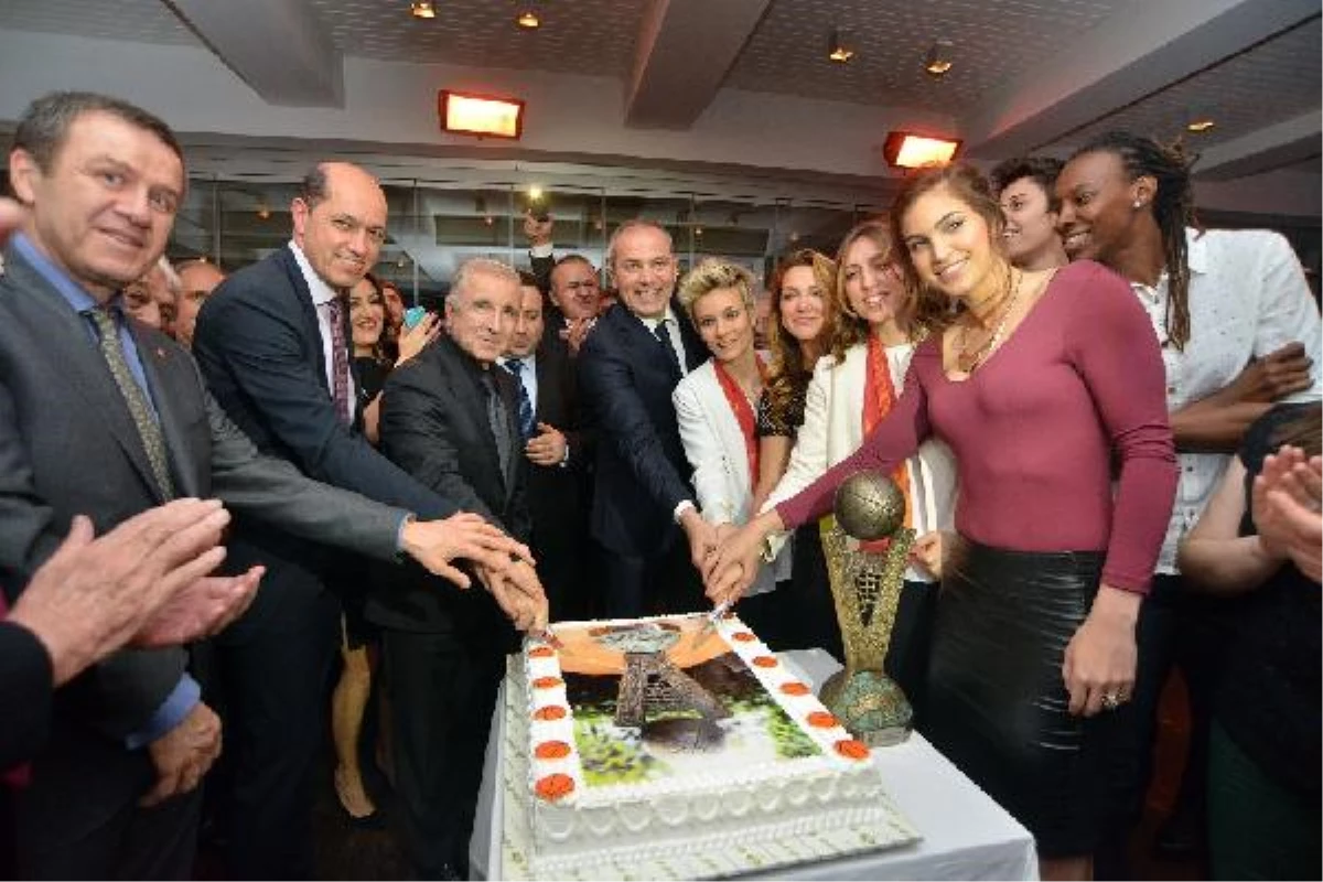 Galatasaray Camiası, Avrupa Şampiyonluğunu Yemekte Kutladı