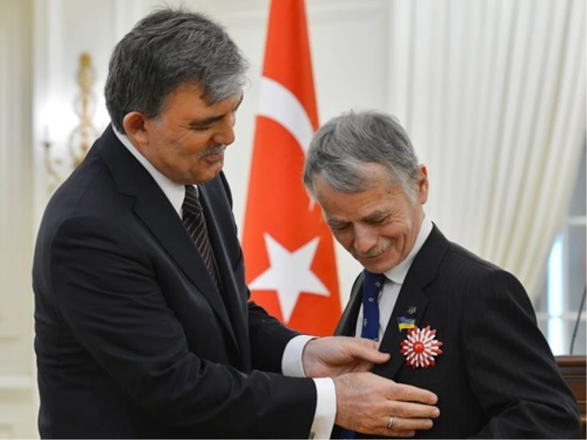 Gül\'den Kırım Tatar Meclisi Eski Başkanı Kırımoğlu\'na Cumhuriyeti Nişanı
