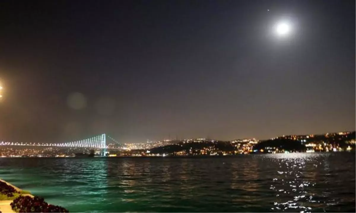 İstanbul Boğazı Üzerinde Ay Manzarası