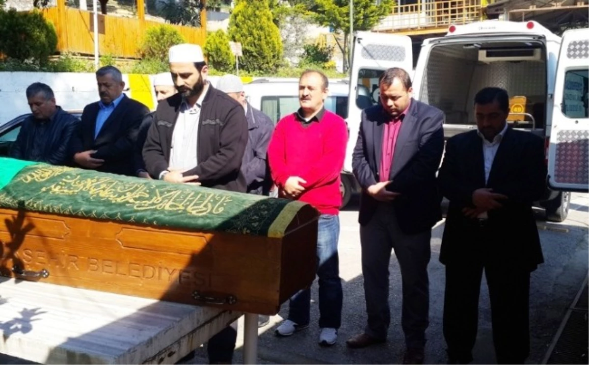 Kimsesiz Kadının Cenazesini Belediye Görevlileri Kaldırdı