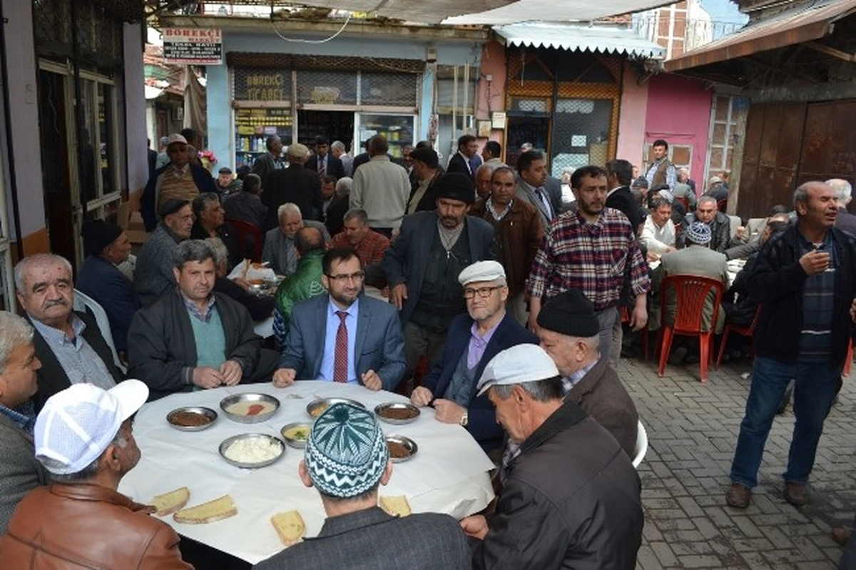 Kula\'da 3 Bin Kişiye Kutlu Doğum Yemeği Verildi