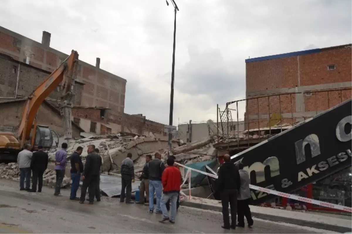 Önlem Alınmadan Yıkılan Bina İşyerlerinin Üzerine Devrildi