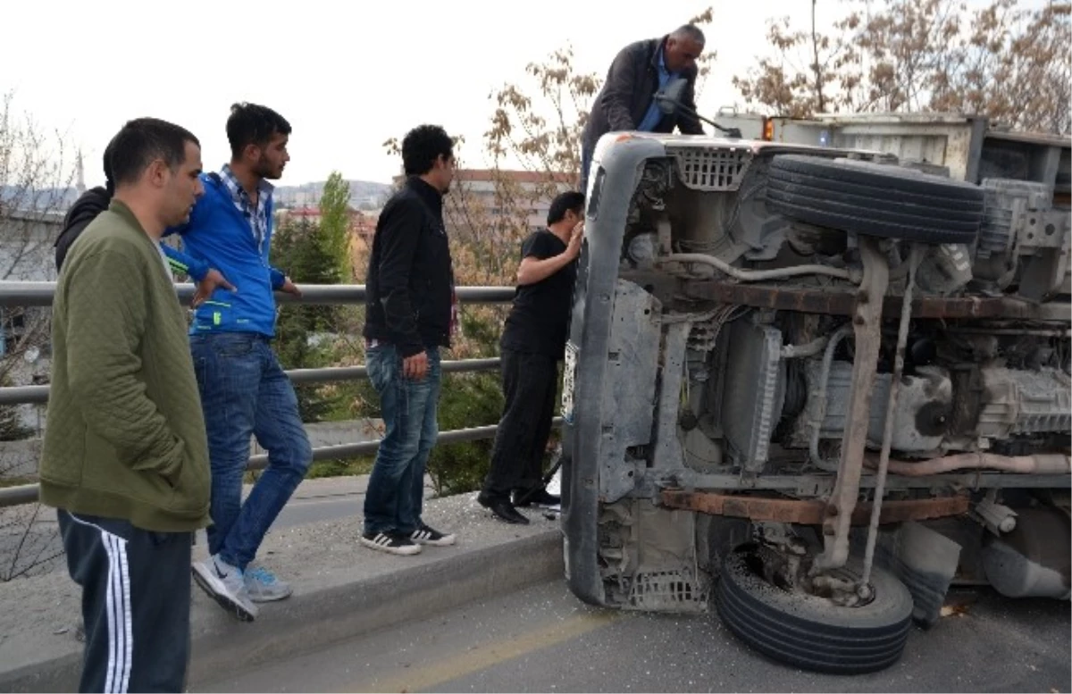 Cam Yüklü Kamyon Köprüde Devrildi: 3 Yaralı