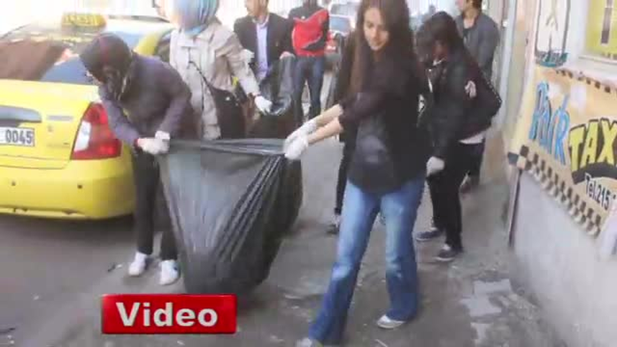 Seçimlerin İptal Edildiği Ağrı\'da Öğrenciler Çöp Topladı