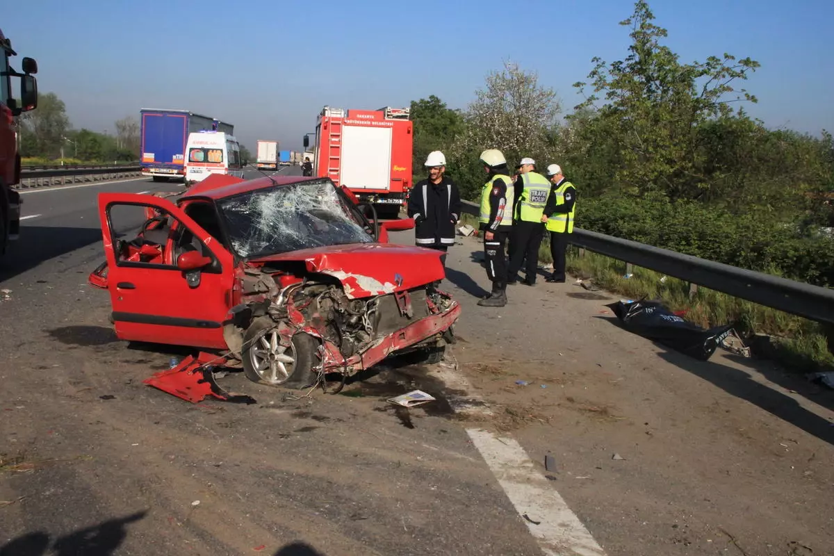 Tır, Emniyet Şeridinde Bekleyen Otomobile Çarptı: 1 Ölü, 3 Yaralı