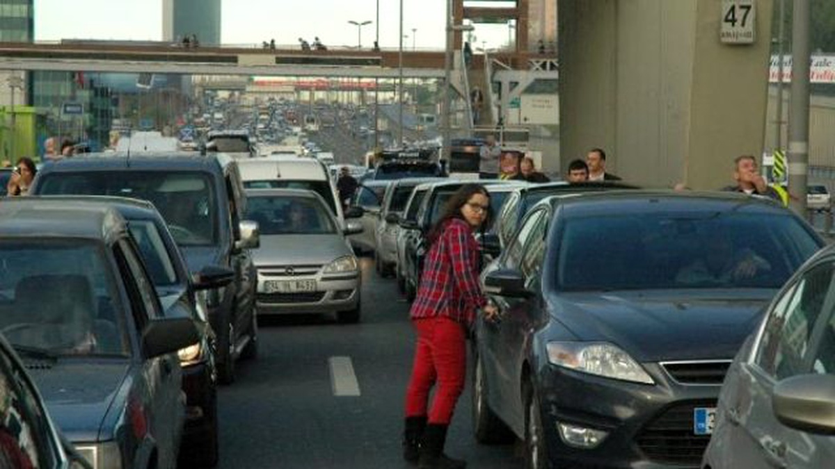 E-5\'te Çöp Kamyonu Devrildi, Trafik Felç Oldu
