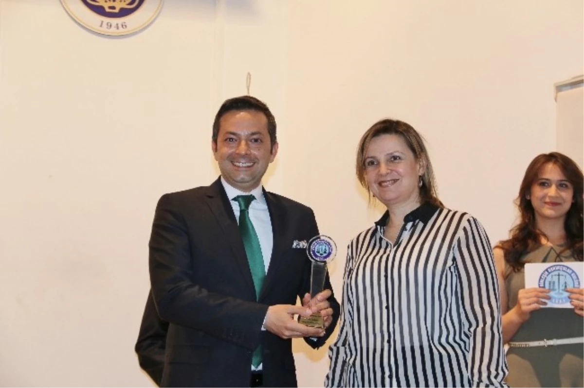 Ankara Barosu Başkanı Aksoy\'a "Yılın Hukukçusu" Ödülü