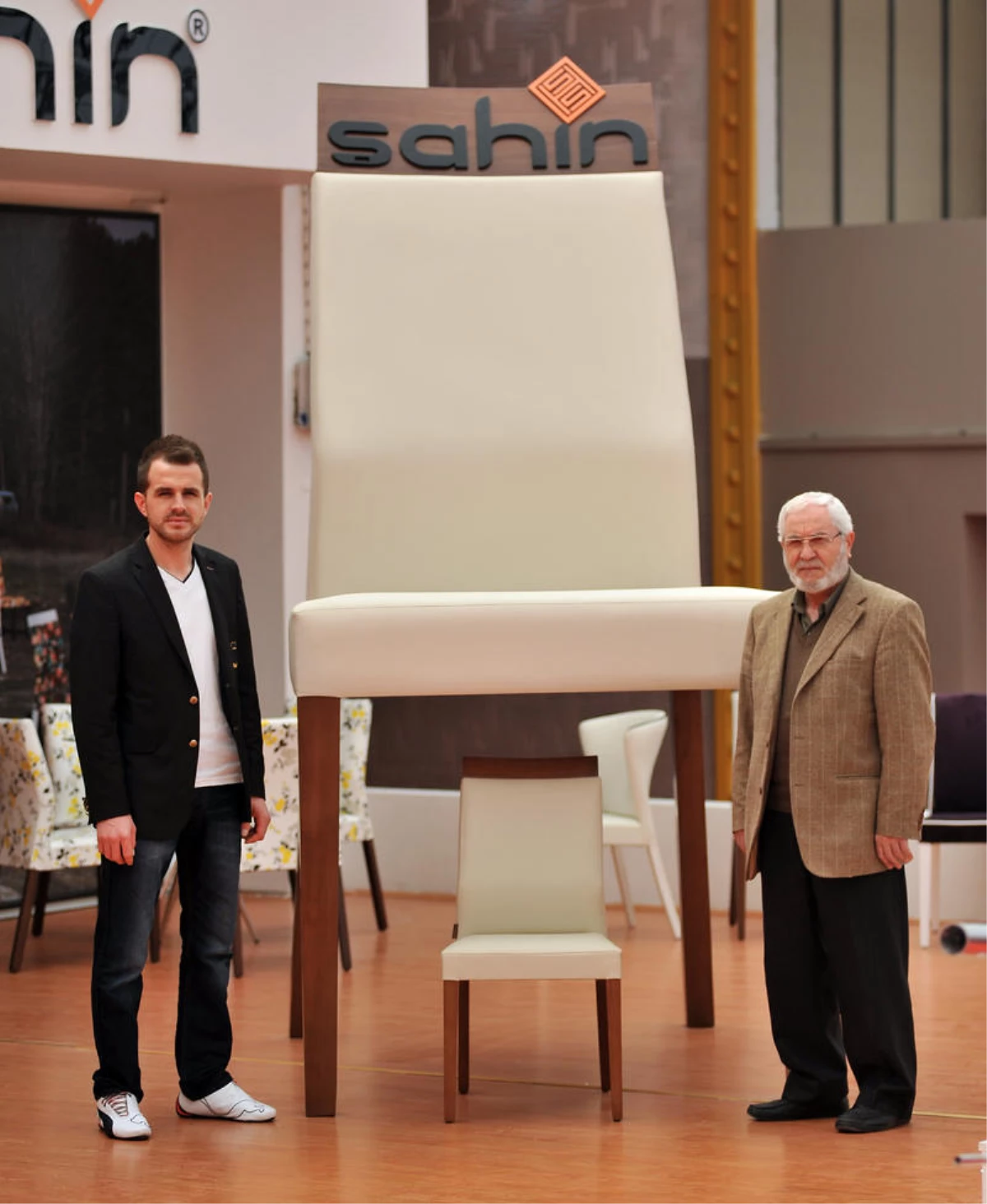 Bu Sandalyenin Boyu 3 Metre, Ağırlığı 300 Kilogram