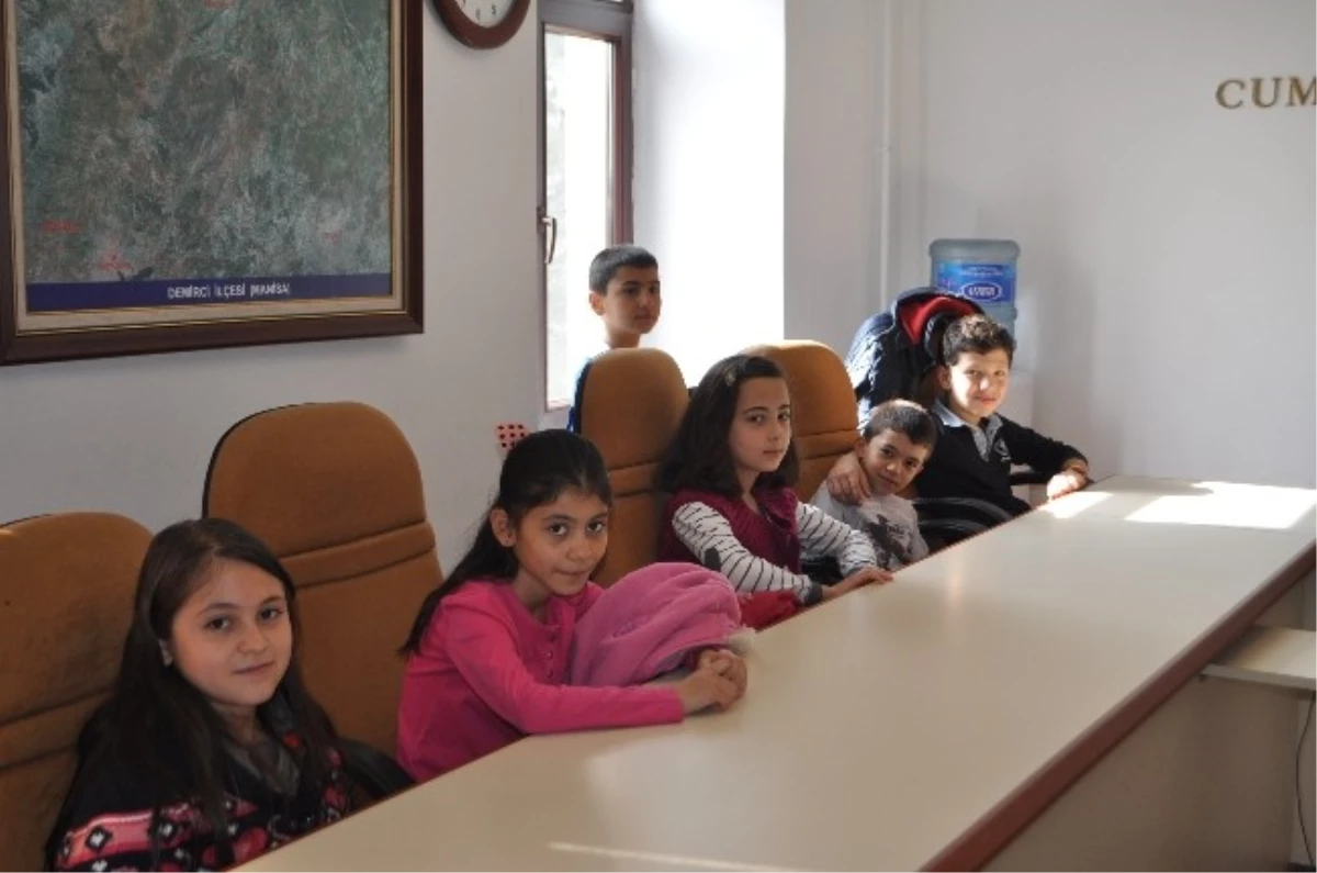 Demirci\'de İlkokul Öğrencileri Kurumları Tanıyor