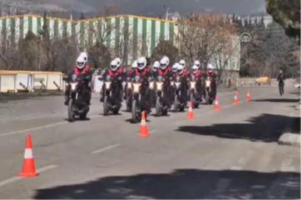 Eskişehir\'de Motosikletli Polisler Çalışmalarını Sürdürüyor
