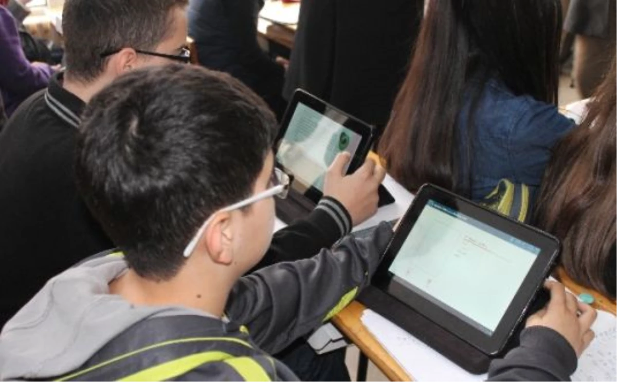 Hamur\'da Öğrencilere Tablet Bilgisayar Dağıtıldı