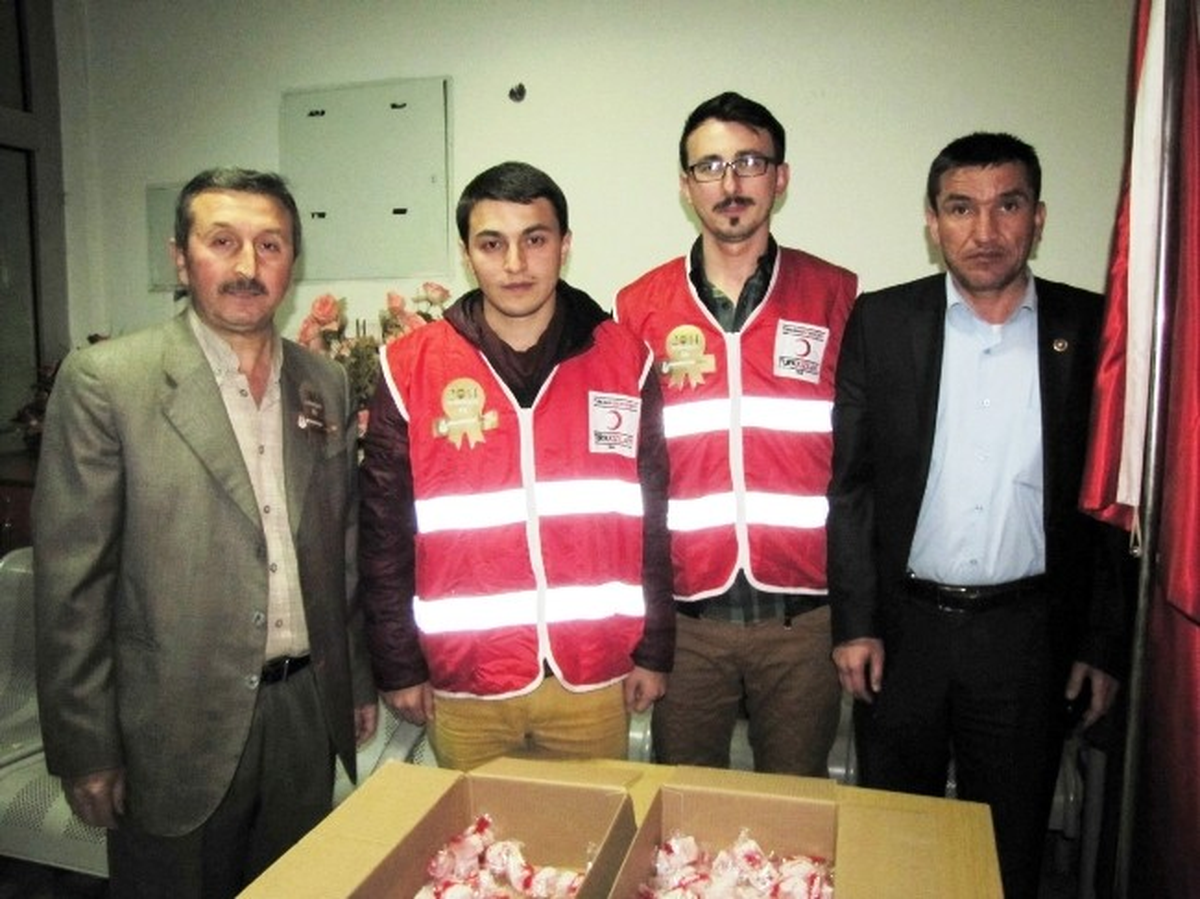 Hisarcık\'ta Kızılay\'dan Lokum Dağıtımı Etkinliği