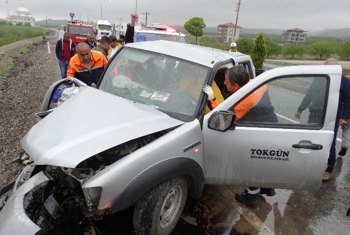 Hurdaya Dönen Araçtaki Yaralıları Afad Ekipleri Kurtardı