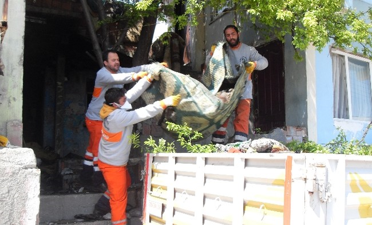 İzmit\'te Çöp Evden Kamyon Dolusu Çöp Çıkartıldı