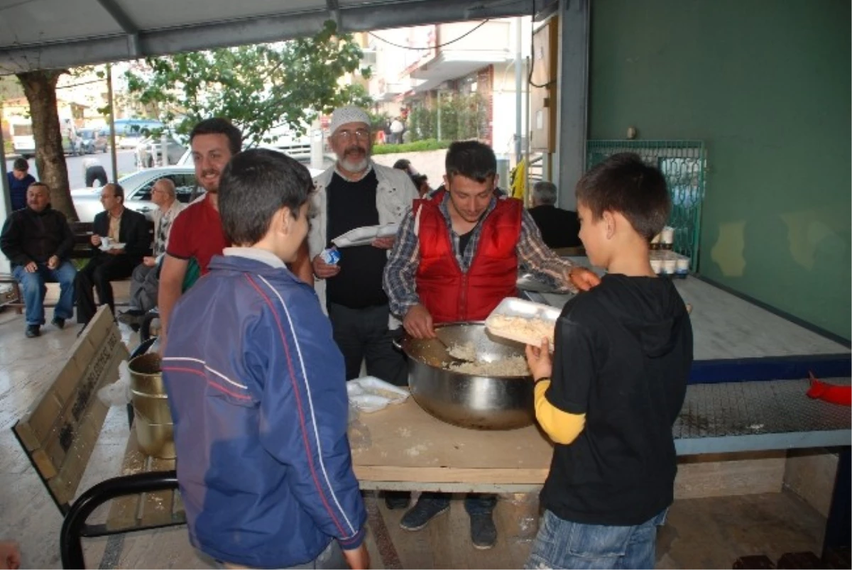 Kdz. Ereğli\'de Mahalle Sakinleri Kutlu Doğum Haftasında Pilav Dağıttı