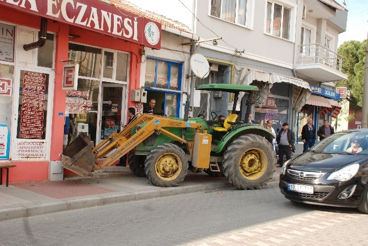 Kepçeyle Eczanenin Duvarına Çarptı