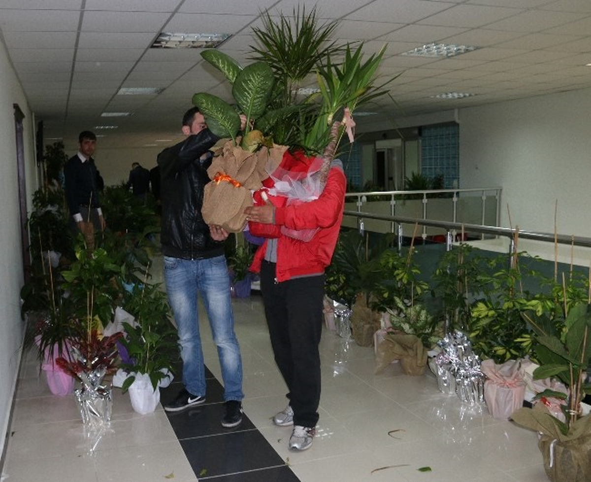 Makama Gönderilen Çiçekleri Satıp Engelli Aracı Alacak