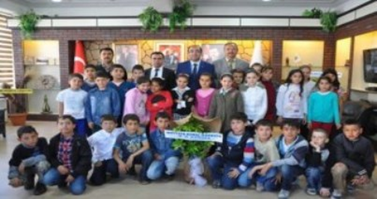 Öğrenciler, Belediye Başkanının Makamında Ders İşleri