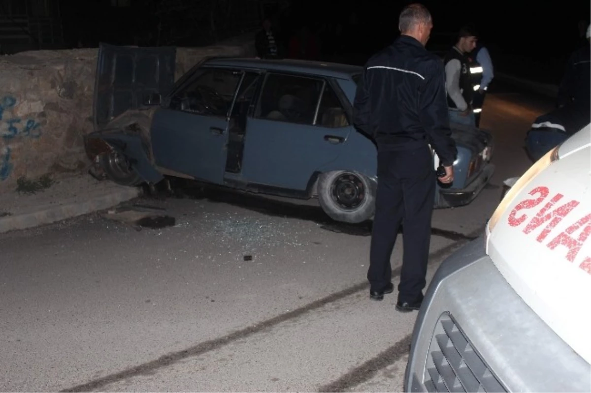 Beyşehir\'de Otomobil Bahçe Duvarına Çarptı: 3 Yaralı
