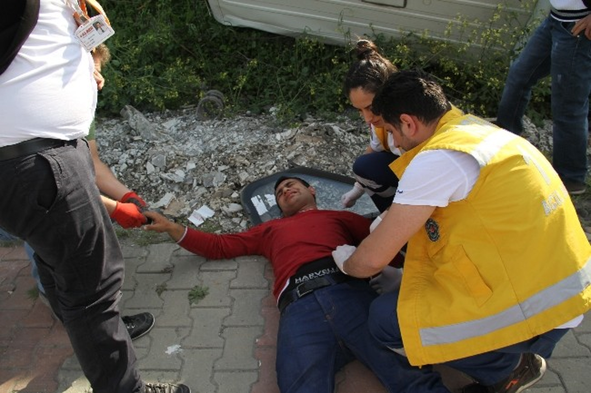 Kağıthane\'de Minibüs Takla Attı: 2 Yaralı