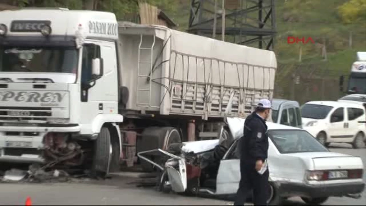 Pendik\'te Otomobil Yol Kenarındaki Araçlara Çarptı