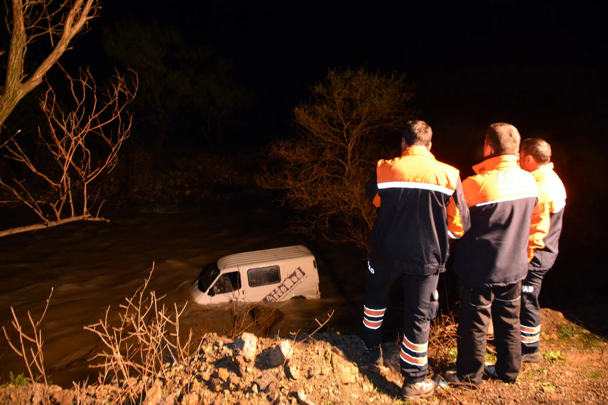 Tunceli\'de Minibüs Pülümür Çayı\'na Düştü: 1 Yaralı