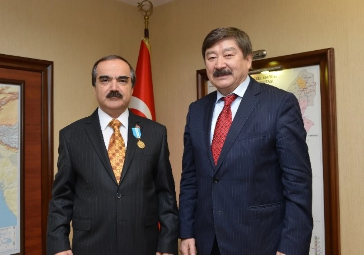 Türksoy Genel Sekreteri Düsen Kaseinov\'dan Vali Coş\'a Ziyaret