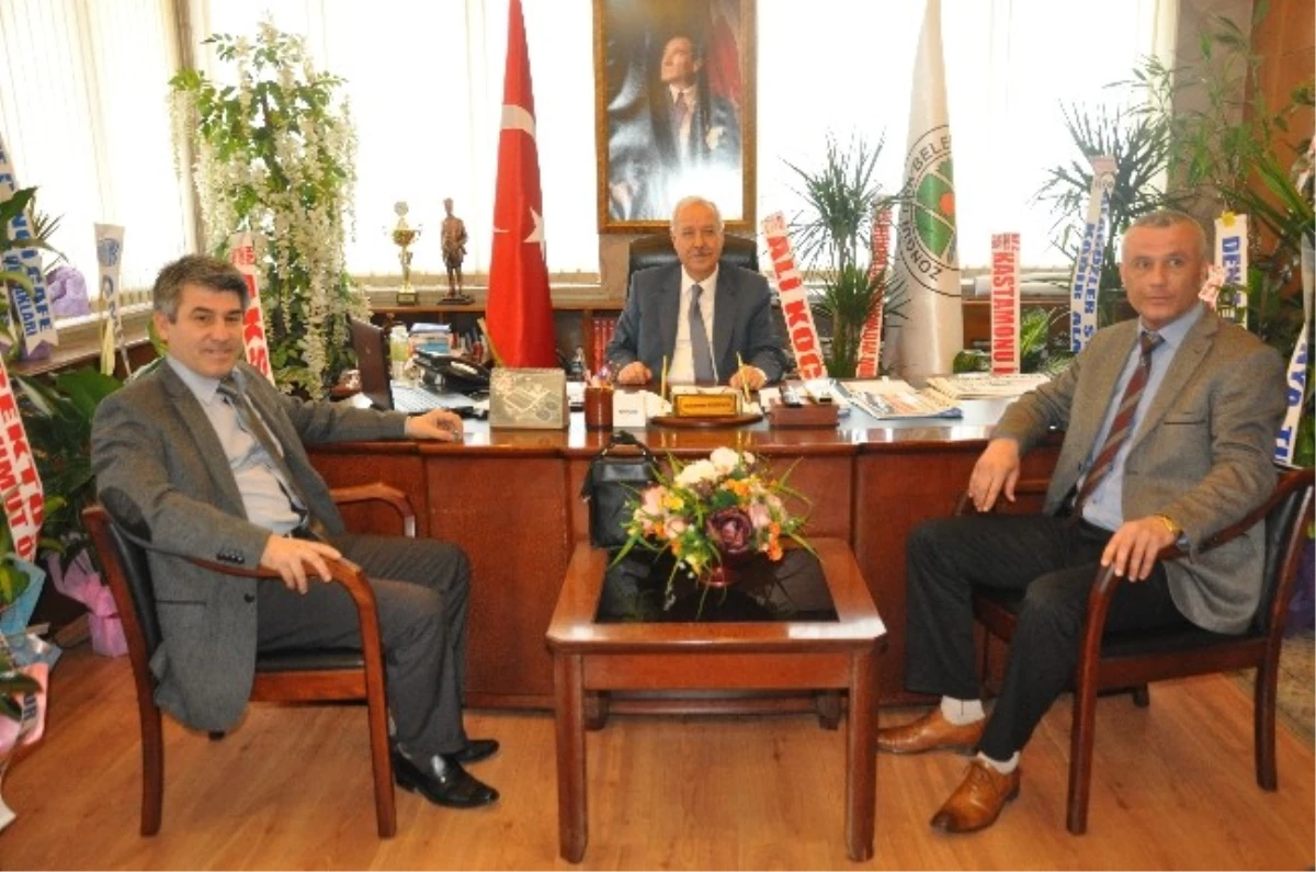 Zonguldak Kamu Taşeron İşçileri Dernek Başkanı ve Üyelerinden Başkan Akdemir\'e \'Hayırlı Olsun\'...