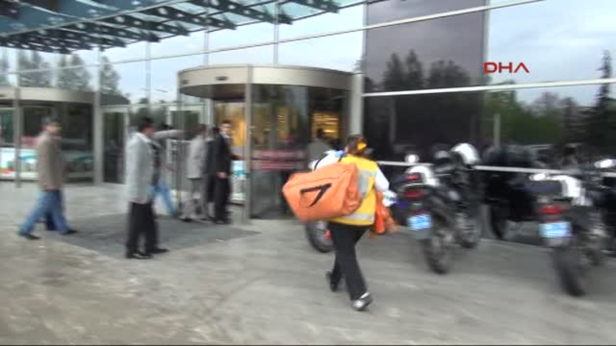 Alışveriş Merkezinin 4\'üncü Katından Düşerek Öldü