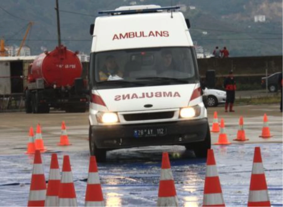 Ambulans Şoförleri Kaygan Pistte Sınavdan Geçti