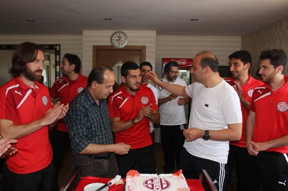 Antalyaspor\'da Emrah\'a Doğum Günü Kutlaması