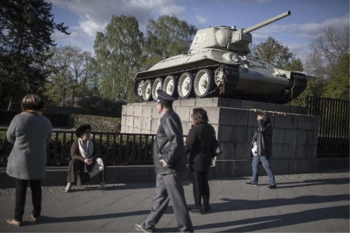 Berlin\'de Sergilenen Rus Tanklarının Kaldırılması Talebi
