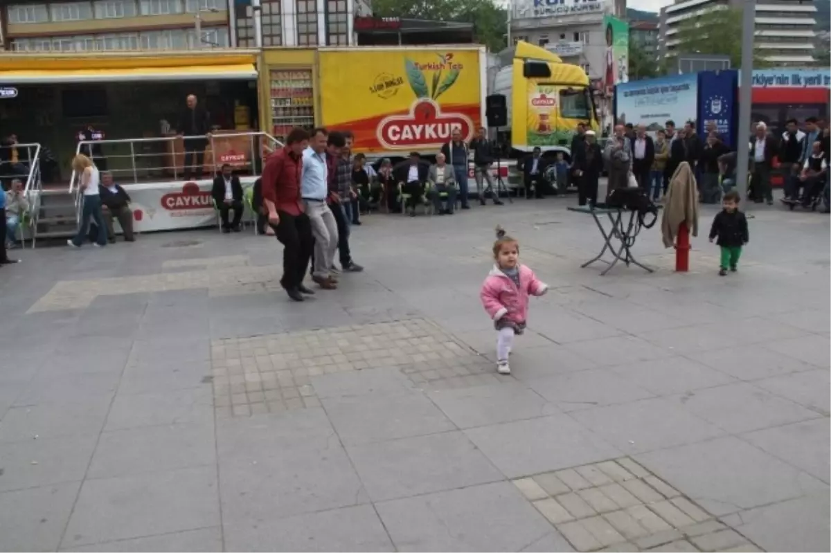 Çay Tanıtımında Müziğe Dayanamayıp Horon Teptiler