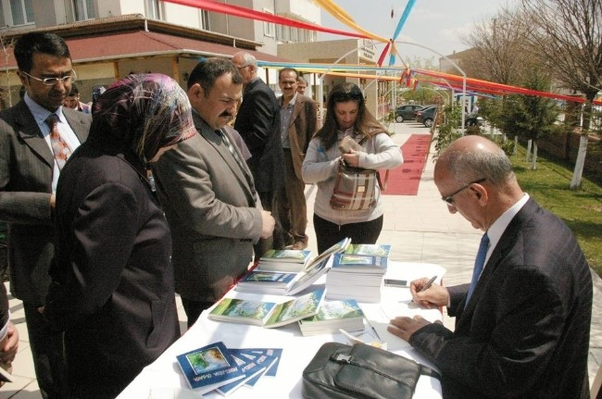 Çevreci Şairden \'Yeşilin Türküsü\' Kitabı