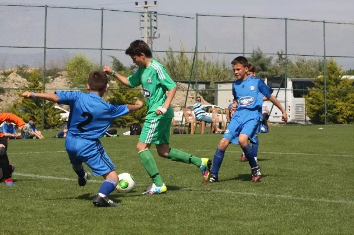 Danone Turnuvası'nda İstanbul-Bursa Finalde